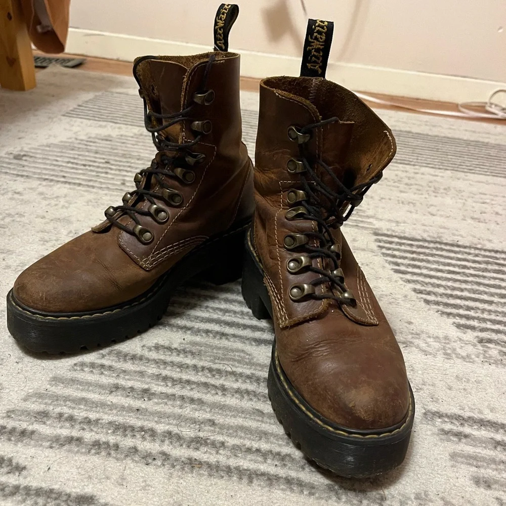 Dr. Martens Leona in Brown - Picture 2 of 6